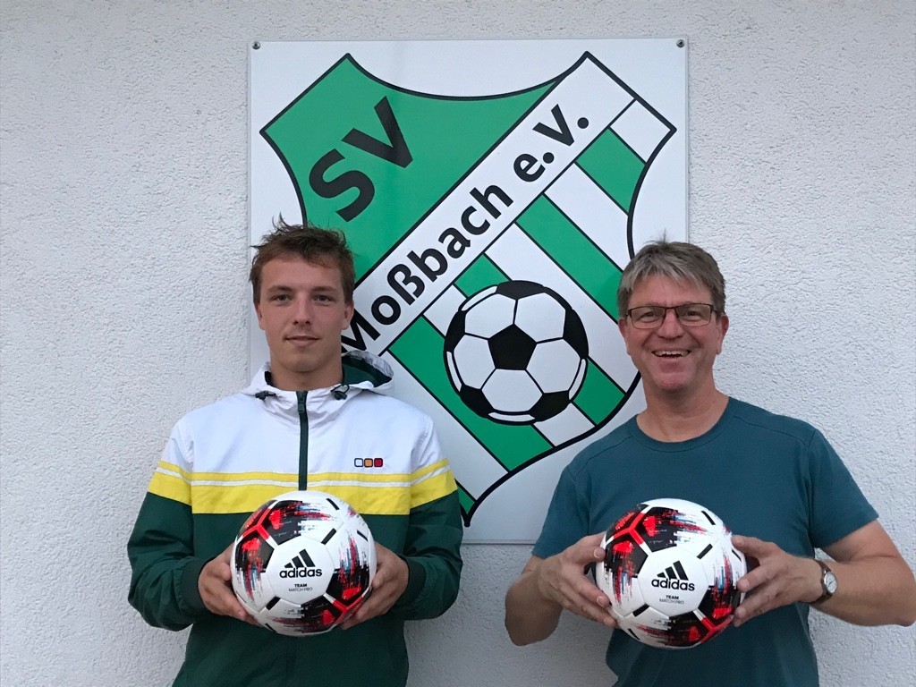 Mr. B präsentiert den Spielball für Sonntag