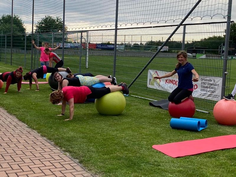 Unser Frauensportgruppe powert mit der Fit-Fabrik