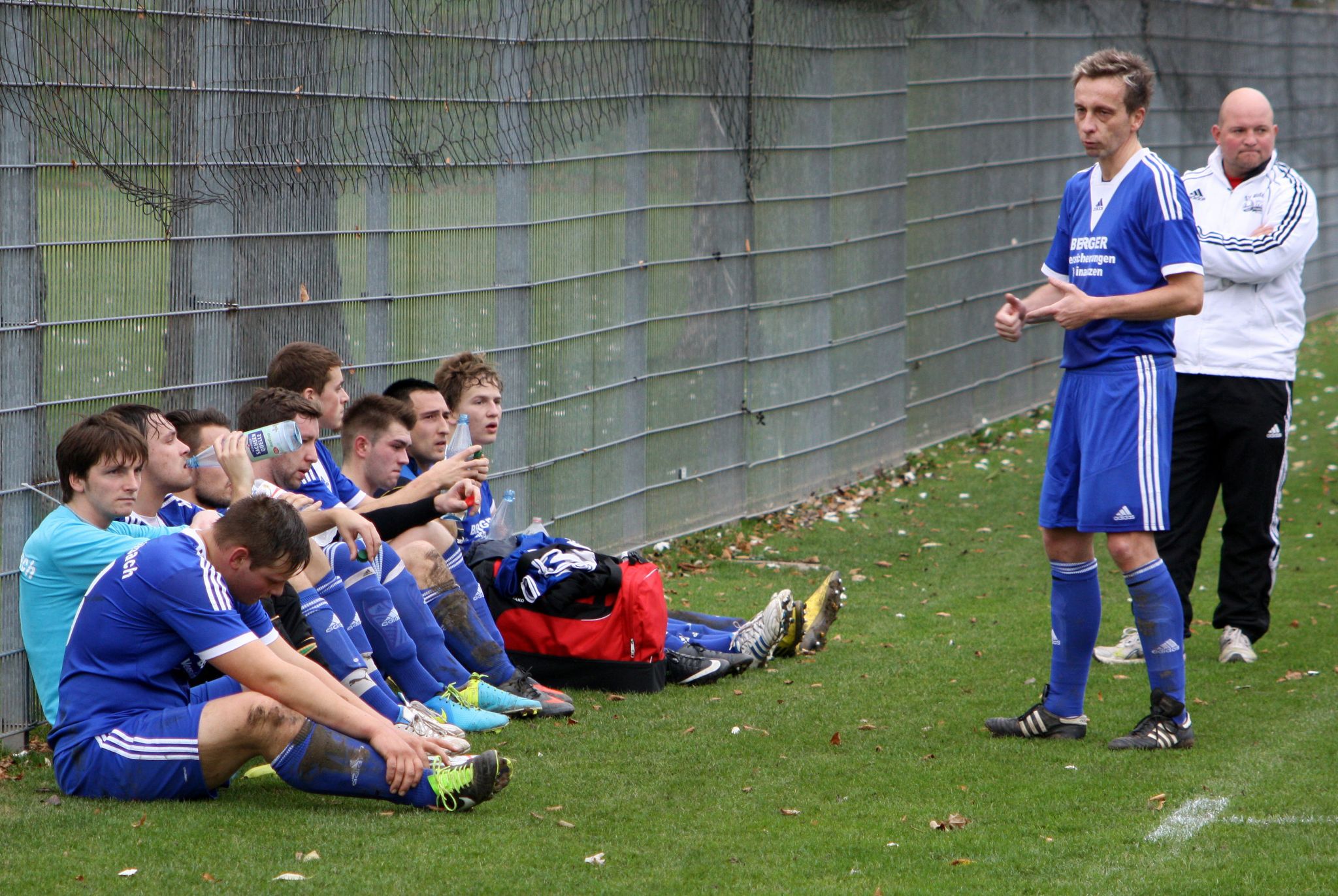 Jens Herzog in frühen Trainerjahren, noch als Spieler. Hier in der Halbzeit des Spiels beim SV Jenapharm am 2. November 2013. Top eingestellt siegte der SVM nach zwei Tittel-Toren mit 2:0.