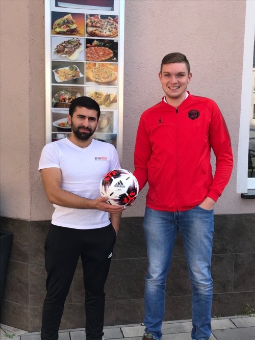 Der ARARAT-Imbiss präsentiert den Spielball für Sonntag