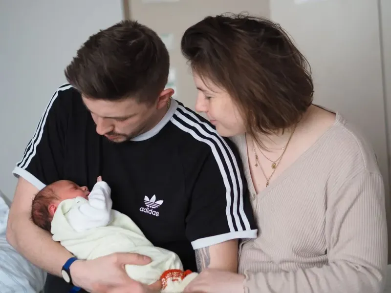 Wow! Tobias Krüger ist jetzt stolzer Papa! 🧸🎀