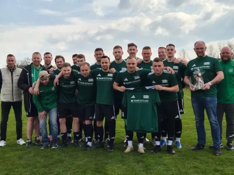 Unsere Männermannschaft freut sich über einen neuen Trikotsatz ☺️