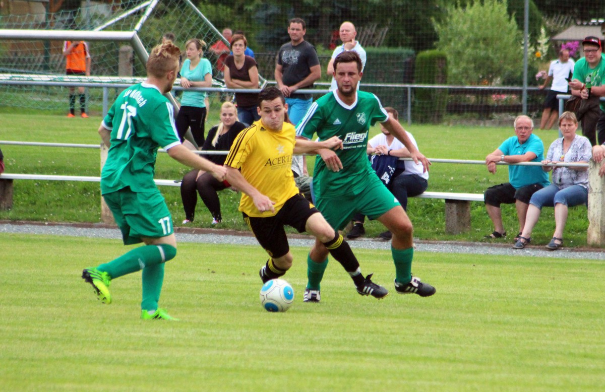 Jonas Pasold mit Geburtstagstor