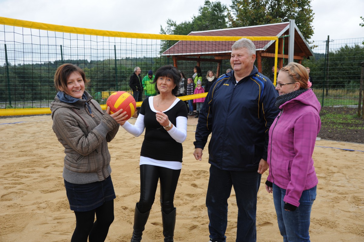 Feierliche Übergabe des Beachvolleyballplatzes in Moßbach