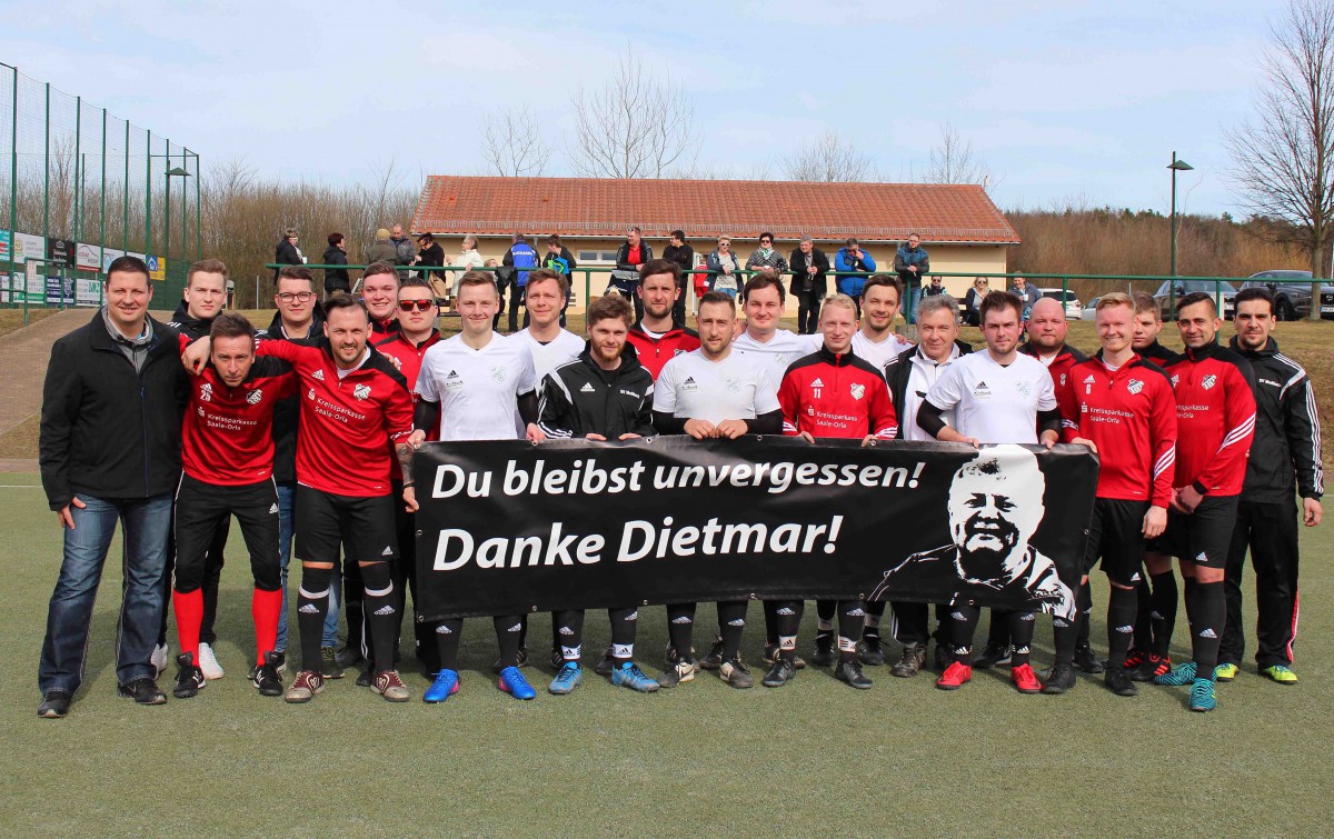 Erste Mannschaft stiftet Erinnerungsbanner