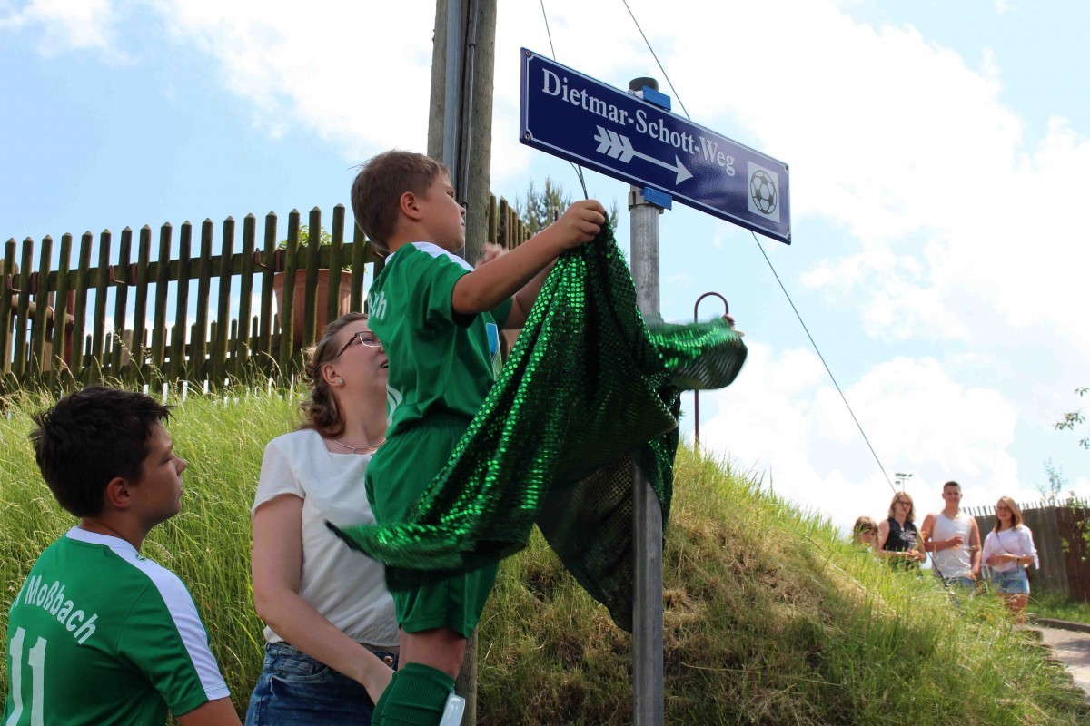 Zufahrt zum Sportplatz heißt jetzt "Dietmar-Schott-Weg"