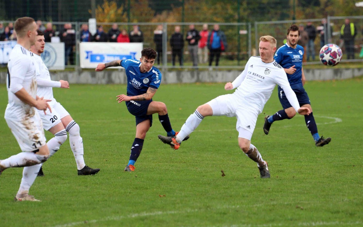 Blau-Weiß dominiert das Derby