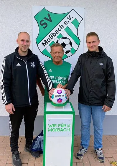Unsere 1. Mannschaft freut sich über zwei neue Spielbälle ⚽️⚽️
