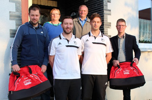 Neue Sporttaschen für die erste Mannschaft